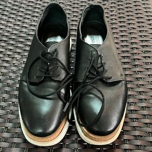 Bleecker & Bond Women's SZ 7m Greer black leather platform Oxford shoes